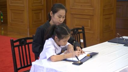 คณะบุคคล และประชาชน ไปถวายสักการะเบื้องหน้าพระฉายาลักษณ์ สมเด็จพระนางเจ้าสิริกิติ์ พระบรมราชินีนาถ พระบรมราชชนนีพันปีหลวง พร้อมลงนามแสดงความอาลัย