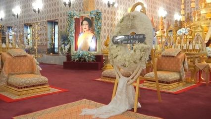 สมเด็จพระราชาธิบดี และสมเด็จพระราชินีแห่งราชอาณาจักรภูฏาน เสด็จพระราชดำเนินไปทรงวางพวงมาลาถวายราชสักการะพระโกศ พระบรมศพ สมเด็จพระนางเจ้าสิริกิติ์ พระบรมราชินีนาถ พระบรมราชชนนีพันปีหลวง