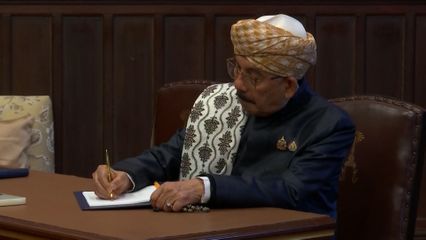 ประชาชนทุกหมู่เหล่า เดินทางไปถวายสักการะพระบรมศพ สมเด็จพระนางเจ้าสิริกิติ์ พระบรมราชินีนาถ พระบรมราชชนนีพันปีหลวง เบื้องหน้าพระฉายาลักษณ์ ด้วยสำนึกในพระมหากรุณาธิคุณ