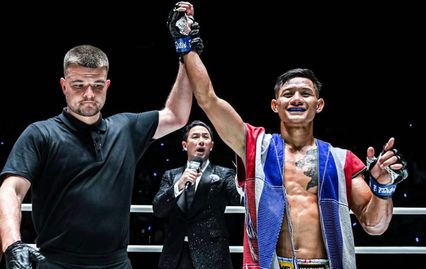 ONE Championship : เสือแบล็ค ท.พราน49 สุดภูมิใจสวมชุดกะเหรี่ยงลายธงไทยก่อนขึ้นชก
