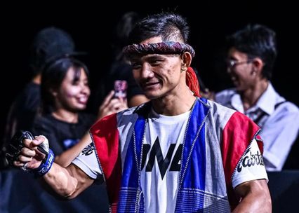 ONE Championship : เสือแบล็ค ท.พราน49 สุดภูมิใจสวมชุดกะเหรี่ยงลายธงไทยก่อนขึ้นชก