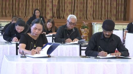 ประชาชนต่างใช้เวลาในวันหยุดเดินทางไปถวายสักการะเบื้องหน้าพระฉายาลักษณ์ สมเด็จพระนางเจ้าสิริกิติ์ พระบรมราชินีนาถ พระบรมราชชนนีพันปีหลวง พร้อมลงนามแสดงความอาลัย