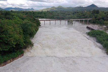 ฝนถล่มสุโขทัย ทำน้ำล้นสปิลเวย์อ่างเก็บน้ำ