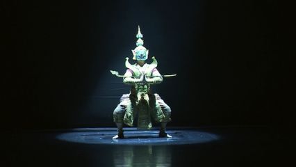 พระบาทสมเด็จพระเจ้าอยู่หัว และสมเด็จพระนางเจ้า ฯ พระบรมราชินี เสด็จพระราชดำเนินไปทอดพระเนตรการแสดงโขนมูลนิธิส่งเสริมศิลปาชีพ ในสมเด็จพระนางเจ้าสิริกิติ์ พระบรมราชินีนาถ พระบรมราชชนนีพันปีหลวง เรื่อง รามเกียรติ์ ตอน "สัตยาพาลี" รอบปฐมทัศน์