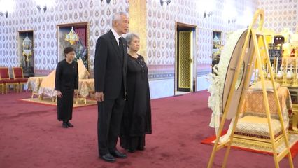 อดีตนายกรัฐมนตรีสาธารณรัฐสิงคโปร์ วางพวงมาลาถวายสักการะ พระบรมศพ สมเด็จพระนางเจ้าสิริกิติ์ พระบรมราชินีนาถ พระบรมราชชนนีพันปีหลวง เพื่อร่วมแสดงความอาลัยในฐานะมิตรประเทศที่มีความผูกพันอย่างใกล้ชิด