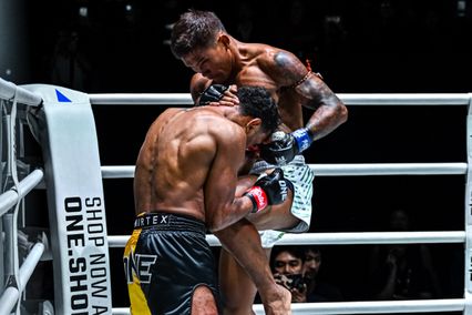 ONE ลุมพินี : กุหลาบดำ สจ.เปี๊ยกอุทัย ลับหมัดซ้าย วัดธาตุทรหด ปตท. อภิชาติฟาร์ม ศึกใหญ่ส่งท้ายปี ONE ลุมพินี 137