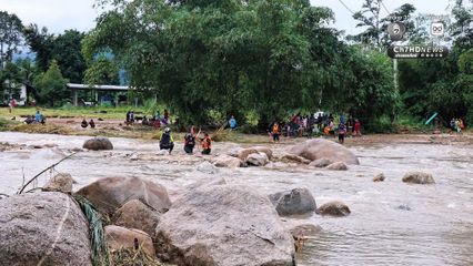 น้ำป่าไหลหลากตัดขาด 2 หมู่บ้านกะเหรี่ยง เจ้าหน้าต้องโหนสลิงข้ามฝาย เพื่อเข้าไปส่งอาหาร น้ำ