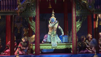 สมเด็จพระกนิษฐาธิราชเจ้า กรมสมเด็จพระเทพรัตนราชสุดา ฯ สยามบรมราชกุมารี ทอดพระเนตรการแสดงโขนมูลนิธิส่งเสริมศิลปาชีพฯ เรื่อง รามเกียรติ์ ตอน "สัตยาพาลี"