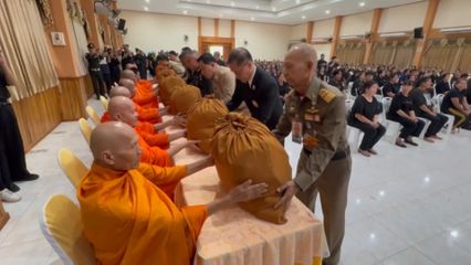 มูลนิธิอาสาเพื่อนพึ่ง (ภาฯ) ยามยาก สภากาชาดไทย เชิญถุงยังชีพพระราชทานไปมอบแก่ผู้ประสบอุทกภัย ที่จังหวัดเพชรบูรณ์