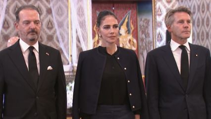 เจ้าชายแห่งเวนิส และประมุขของราชวงศ์ซาวอย แห่งอิตาลี ตลอดจนคณะบุคคลและประชาชนทั้งชาวไทยและชาวต่างชาติ เข้าถวายสักการะ เบื้องหน้าพระฉายาลักษณ์ สมเด็จพระนางเจ้าสิริกิติ์ พระบรมราชินีนาถ พระบรมราชชนนีพันปีหลวง