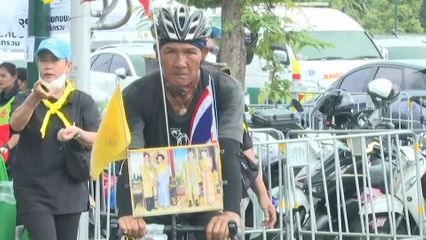 พสกนิกรไทยจากทั่วสารทิศ เดินทางเข้ามาแสดงความอาลัย "พระพันปีหลวง"