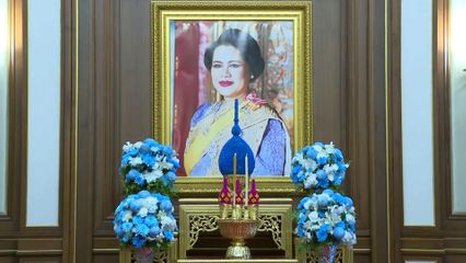 บุคคลสำคัญจากต่างประเทศ วางพวงมาลาถวายสักการะพระบรมศพ สมเด็จพระนางเจ้าสิริกิติ์ พระบรมราชินีนาถ พระบรมราชชนนีพันปีหลวง และตลอดทั้งวันมีประชาชน ไปลงนามแสดงความอาลัย อย่างต่อเนื่อง