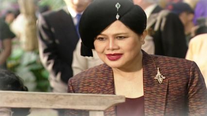 สมเด็จพระนางเจ้าสิริกิติ์ พระบรมราชินีนาถ พระบรมราชชนนีพันปีหลวง พระราชทานรางวัลแก่สมาชิกศิลปาชีพ เพื่อให้ราษฎรพัฒนาฝีมือ เพื่อให้งานศิลปาชีพคงอยู่สืบไป