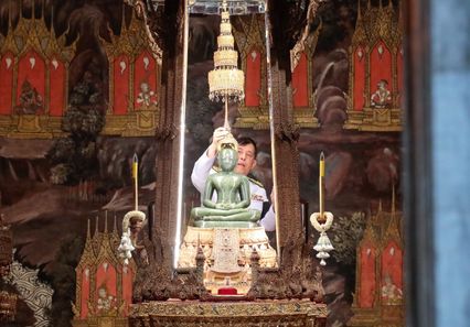 ในหลวง-พระราชินี ทรงเปลี่ยนเครื่องทรงฤดูฝนเป็นเครื่องทรงฤดูหนาวถวาย พระพุทธมหามณีรัตนปฏิมากร