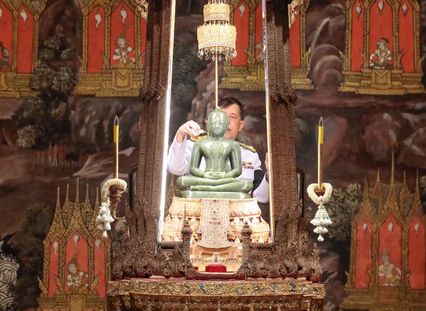 ในหลวง-พระราชินี ทรงเปลี่ยนเครื่องทรงฤดูฝนเป็นเครื่องทรงฤดูหนาวถวาย พระพุทธมหามณีรัตนปฏิมากร