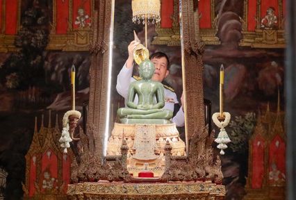 ในหลวง-พระราชินี ทรงเปลี่ยนเครื่องทรงฤดูฝนเป็นเครื่องทรงฤดูหนาวถวาย พระพุทธมหามณีรัตนปฏิมากร