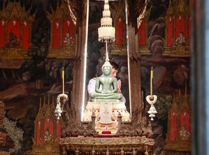 ในหลวง-พระราชินี ทรงเปลี่ยนเครื่องทรงฤดูฝนเป็นเครื่องทรงฤดูหนาวถวาย พระพุทธมหามณีรัตนปฏิมากร