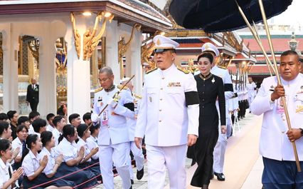 ในหลวง-พระราชินี ทรงเปลี่ยนเครื่องทรงฤดูฝนเป็นเครื่องทรงฤดูหนาวถวาย พระพุทธมหามณีรัตนปฏิมากร