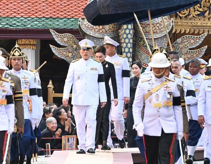 ในหลวง-พระราชินี ทรงเปลี่ยนเครื่องทรงฤดูฝนเป็นเครื่องทรงฤดูหนาวถวาย พระพุทธมหามณีรัตนปฏิมากร