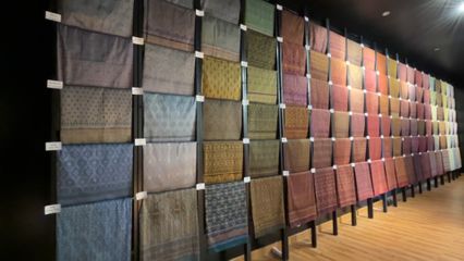 กำแพงผ้าไหมมัดหมี่ แสดงความอาลัย พระพันปีหลวง