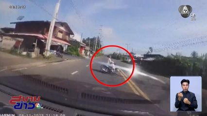 รถกระบะหักหลบรถ จยย.พุ่งชนเสาไฟ