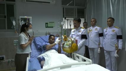 พระบาทสมเด็จพระเจ้าอยู่หัว ทรงพระกรุณาโปรดเกล้าโปรดกระหม่อมให้ผู้ว่าราชการจังหวัดอุบลราชธานี เชิญดอกไม้และตะกร้าสิ่งของพระราชทานไปมอบแก่พลทหารที่บาดเจ็บจากหตุการณ์ความไม่สงบในพื้นที่จังหวัดชายแดนไทย-กัมพูชา