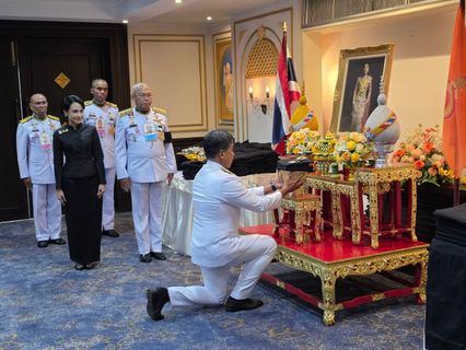 เจ้าฟ้าสิริวัณณวรีฯ พระราชทานผ้าถุงสีดำทรงออกแบบ แก่ผู้ว่าราชการกรุงเทพมหานคร เพื่อให้ประชาชนยืมสวมใส่ ก่อนเข้าถวายสักการะมพระบรมศพฯ