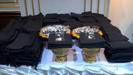 สมเด็จพระเจ้าลูกเธอ เจ้าฟ้าสิริวัณณวรี นารีรัตนราชกัญญา พระราชทานผ้าถุงสีดำทรงออกแบบ ถุงผ้า และเข็มกลัดริบบิ้นสีดำ แก่ผู้ว่าราชการกรุงเทพมหานคร เพื่อให้ประชาชนยืมสวมใส่ก่อนเข้ากราบถวายบังคมพระบรมศพ