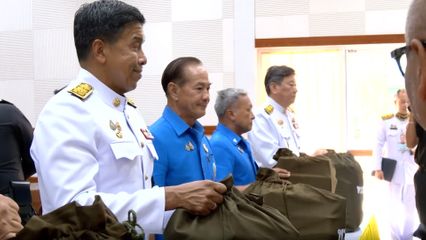 พระบาทสมเด็จพระเจ้าอยู่หัว และสมเด็จพระนางเจ้า ฯ พระบรมราชินี พระราชทานสิ่งของแก่ประชาชนที่ประสบวาตภัยในพื้นที่เขตบางกะปิ กรุงเทพมหานคร