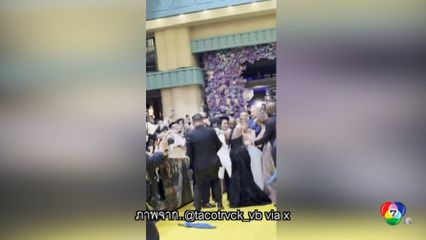 อารีอานา กรานเด ถูกแฟนกระโดดเข้าประชิดตัว ที่สิงคโปร์