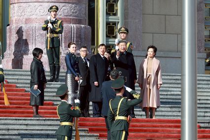 พระบาทสมเด็จพระเจ้าอยู่หัว และสมเด็จพระนางเจ้า ฯ พระบรมราชินี ทรงร่วมพิธีรับเสด็จอย่างเป็นทางการ ในโอกาสเสด็จพระราชดำเนินเยือนสาธารณรัฐประชาชนจีนอย่างเป็นทางการ