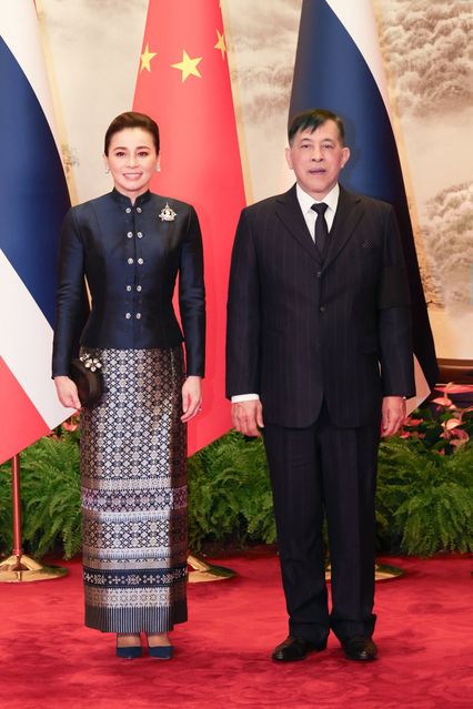 พระบาทสมเด็จพระเจ้าอยู่หัว และสมเด็จพระนางเจ้า ฯ พระบรมราชินี ทรงร่วมพิธีรับเสด็จอย่างเป็นทางการ ในโอกาสเสด็จพระราชดำเนินเยือนสาธารณรัฐประชาชนจีนอย่างเป็นทางการ