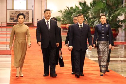 พระบาทสมเด็จพระเจ้าอยู่หัว และสมเด็จพระนางเจ้า ฯ พระบรมราชินี ทรงร่วมพิธีรับเสด็จอย่างเป็นทางการ ในโอกาสเสด็จพระราชดำเนินเยือนสาธารณรัฐประชาชนจีนอย่างเป็นทางการ