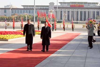 พระบาทสมเด็จพระเจ้าอยู่หัว และสมเด็จพระนางเจ้า ฯ พระบรมราชินี ทรงร่วมพิธีรับเสด็จอย่างเป็นทางการ ในโอกาสเสด็จพระราชดำเนินเยือนสาธารณรัฐประชาชนจีนอย่างเป็นทางการ