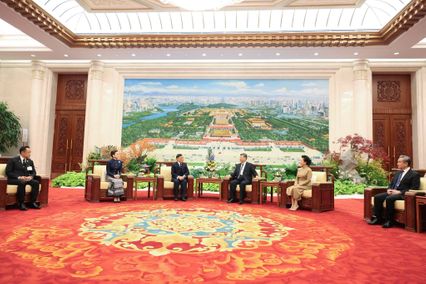 พระบาทสมเด็จพระเจ้าอยู่หัว และสมเด็จพระนางเจ้า ฯ พระบรมราชินี ทรงร่วมพิธีรับเสด็จอย่างเป็นทางการ ในโอกาสเสด็จพระราชดำเนินเยือนสาธารณรัฐประชาชนจีนอย่างเป็นทางการ