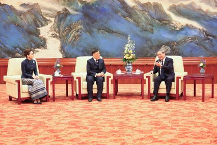 พระบาทสมเด็จพระเจ้าอยู่หัว และสมเด็จพระนางเจ้า ฯ พระบรมราชินี ทรงร่วมพิธีรับเสด็จอย่างเป็นทางการ ในโอกาสเสด็จพระราชดำเนินเยือนสาธารณรัฐประชาชนจีนอย่างเป็นทางการ