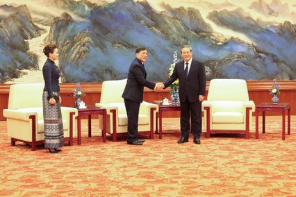 พระบาทสมเด็จพระเจ้าอยู่หัว และสมเด็จพระนางเจ้า ฯ พระบรมราชินี ทรงร่วมพิธีรับเสด็จอย่างเป็นทางการ ในโอกาสเสด็จพระราชดำเนินเยือนสาธารณรัฐประชาชนจีนอย่างเป็นทางการ