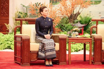 พระบาทสมเด็จพระเจ้าอยู่หัว และสมเด็จพระนางเจ้า ฯ พระบรมราชินี ทรงร่วมพิธีรับเสด็จอย่างเป็นทางการ ในโอกาสเสด็จพระราชดำเนินเยือนสาธารณรัฐประชาชนจีนอย่างเป็นทางการ