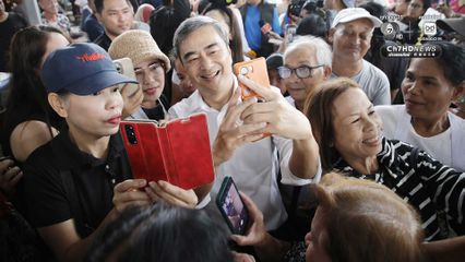 จูรี ควง อภิสิทธิ์ บุกตลาดในหาดใหญ่ ลุยเยี่ยมเยียนรับฟังปัญหา ชาวบ้านแห่ตอนรับสุดคึกคัก