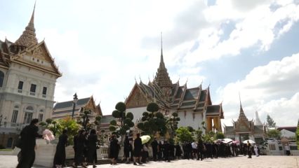 ประชาชนจากทั่วสารทิศ เดินทางไปกราบถวายบังคมพระบรมศพ สมเด็จพระนางเจ้าสิริกิติ์ พระบรมราชินีนาถ พระบรมราชชนนีพันปีหลวง เพื่อแสดงความอาลัยด้วยน้อมสำนึกในพระมหากรุณาธิคุณอย่างหาที่สุดมิได้