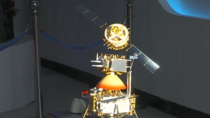 พระบาทสมเด็จพระเจ้าอยู่หัว และสมเด็จพระนางเจ้า ฯ พระบรมราชินี ทอดพระเนตรความก้าวหน้าด้านเทคโนโลยีการบินและอวกาศ ที่เมืองอวกาศกรุงปักกิ่ง สาธารณรัฐประชาชนจีน