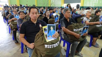 องคมนตรี พร้อมด้วยมูลนิธิราชประชานุเคราะห์ ในพระบรมราชูปถัมภ์ เชิญสิ่งของพระราชทานและสิ่งของพระราชทานสำหรับเด็ก ไปมอบแก่ราษฎรที่ประสบอุทกภัย ที่จังหวัดอ่างทอง