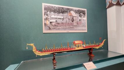 พระบาทสมเด็จพระเจ้าอยู่หัว และสมเด็จพระนางเจ้าฯ พระบรมราชินี ทอดพระเนตรนิทรรศการ หมื่นมิ่งมงคลไชย สายสัมพันธ์นิรันดร : นิทรรศการโบราณวัตถุฉลอง 50 ปี ความสัมพันธ์ทางการทูตไทย-จีน รอบปฐมทัศน์ ณ พระที่นั่งเหวินหวา พิพิธภัณฑ์พระราชวังโบราณ กรุงปักกิ่ง