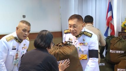องคมนตรี เชิญสิ่งของพระราชทานไปมอบแก่ผู้ประสบวาตภัย ณ สำนักงานเขตบางซื่อ