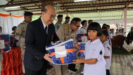 ราชวิทยาลัยจุฬาภรณ์ เชิญผ้าห่มกันหนาวและสิ่งของพระราชทาน พร้อมกับจัดหน่วยแพทย์พระราชทานโรงพยาบาลจุฬาภรณ์ ออกตรวจสุขภาพประชาชน ที่จังหวัดลำพูน