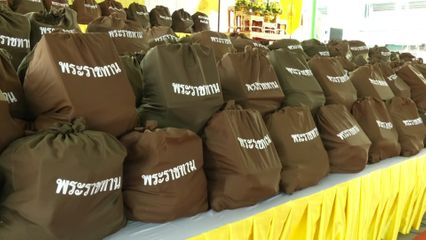 องคมนตรี ร่วมกับมูลนิธิราชประชานุเคราะห์ ในพระบรมราชูปถัมภ์ เชิญสิ่งของพระราชทานไปมอบแก่ผู้ประสบอุทกภัย ที่จังหวัดปทุมธานี และนนทบุรี