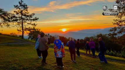 นักท่องเที่ยวกว่า 300 คน ขึ้นยอดภูเรือ ชมแสงแรกของวัน พร้อมรับอากาศหนาว อุณหภูมิต่ำสุด 9 องศาฯ