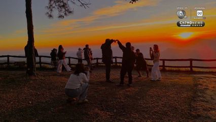 นักท่องเที่ยวกว่า 300 คน ขึ้นยอดภูเรือ ชมแสงแรกของวัน พร้อมรับอากาศหนาว อุณหภูมิต่ำสุด 9 องศาฯ