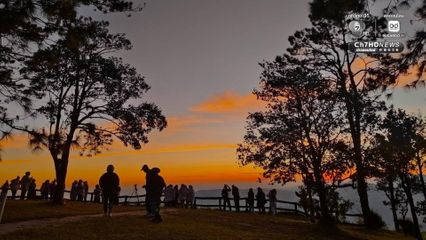 นักท่องเที่ยวกว่า 300 คน ขึ้นยอดภูเรือ ชมแสงแรกของวัน พร้อมรับอากาศหนาว อุณหภูมิต่ำสุด 9 องศาฯ