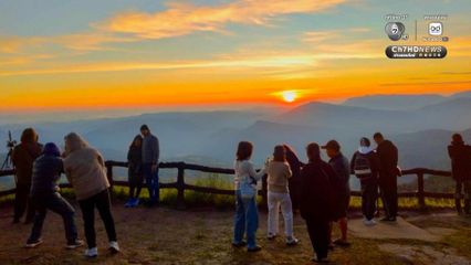 นักท่องเที่ยวกว่า 300 คน ขึ้นยอดภูเรือ ชมแสงแรกของวัน พร้อมรับอากาศหนาว อุณหภูมิต่ำสุด 9 องศาฯ